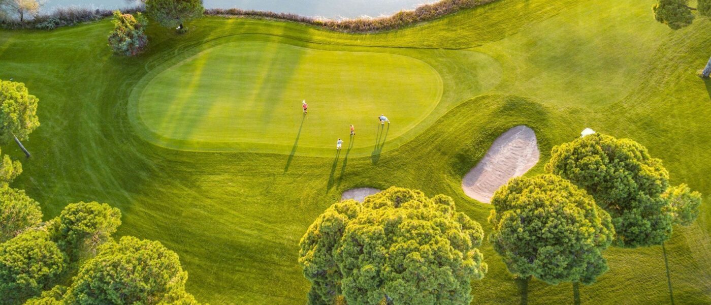 Cornelia course - Turquie Le Cornelia Golf Club - Faldo Course est un parcours exigeant de 27 trous, conçu par Nick Faldo, qui allie fairways étroits, bunkers stratégiquement placés et greens rapides, offrant un défi technique au cœur d’une pinède luxuriante.