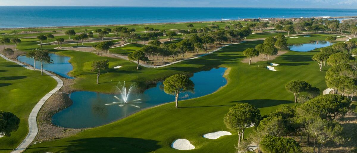 CULLINAN LINKS GOLF CLUB Le Cullinan Golf Course offre un tracé spectaculaire entre mer et rivière, combinant défis stratégiques, larges fairways ondulés et greens exigeants, le tout dans un cadre naturel exceptionnel.