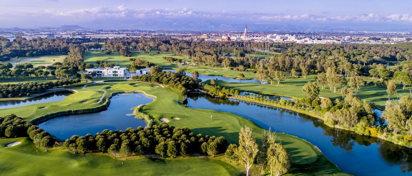 PGA Sultan Golf Le Sultan Golf Course est un parcours exigeant et technique, mêlant fairways sinueux, bunkers stratégiques et nombreux obstacles d’eau, offrant un véritable défi aux golfeurs les plus expérimentés dans un cadre boisé spectaculaire.