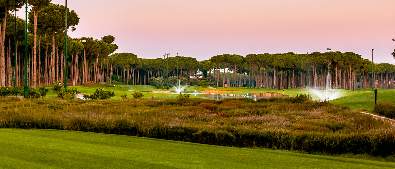 Carya golf Club Regnum Le Carya Golf Club est un parcours de championnat de style heathland, inspiré des links britanniques, offrant des fairways bordés de bruyères, des bunkers profonds et la particularité unique d’être entièrement éclairé pour le jeu de nuit.